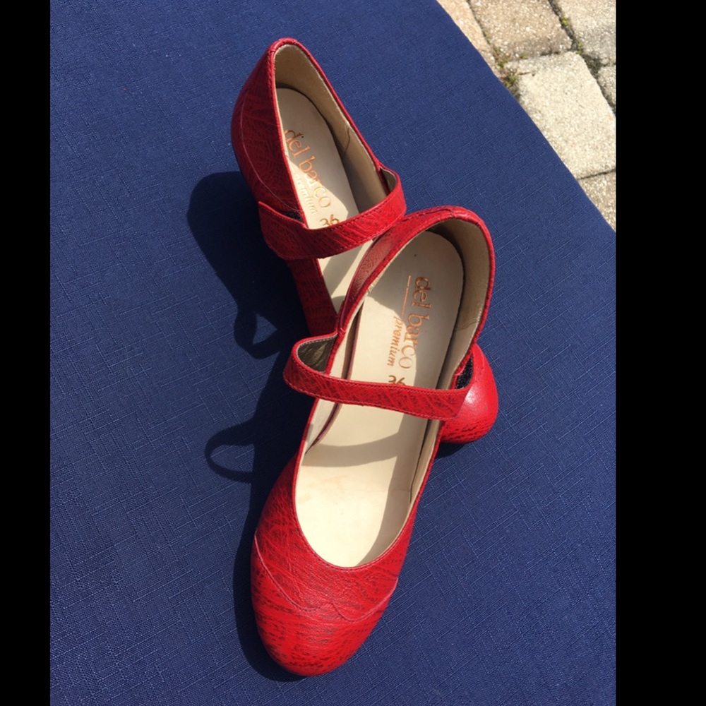 Women’s red dress shoe from Costa Rica size 6 usa